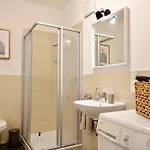 2 Stylische Separate Mit Zwei Privaten Stellplaetzen Fuer Bis Zu 8 Personen Und Stadtnah Апартаменты