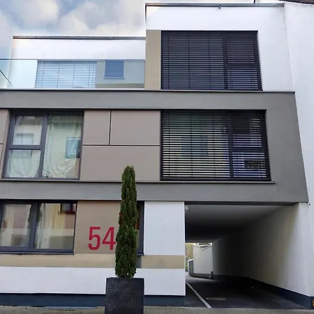 Apartmán 2 Stylische Separate Mit Zwei Privaten Stellplaetzen Fuer Bis Zu 8 Personen Und Stadtnah