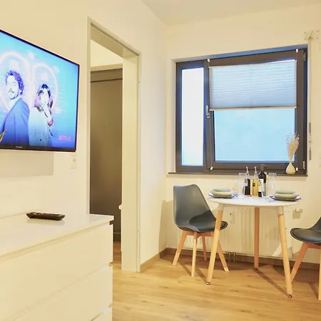 2 Stylische Separate Mit Zwei Privaten Stellplaetzen Fuer Bis Zu 8 Personen Und Stadtnah Daire *