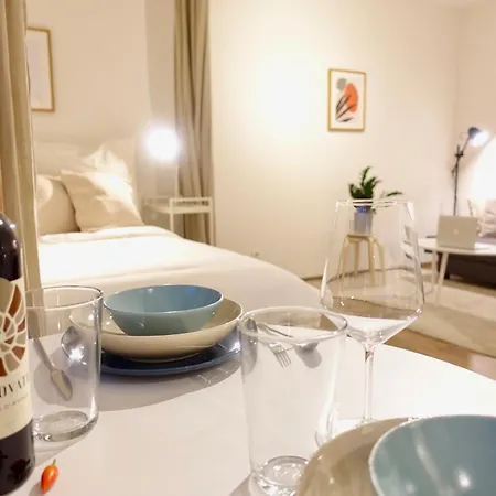 2 Stylische Separate Mit Zwei Privaten Stellplaetzen Fuer Bis Zu 8 Personen Und Stadtnah Daire