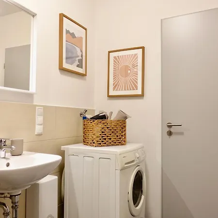 Apartmán 2 Stylische Separate Mit Zwei Privaten Stellplaetzen Fuer Bis Zu 8 Personen Und Stadtnah