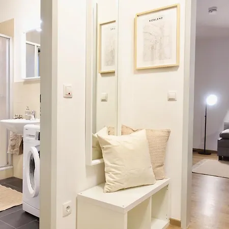 2 Stylische Separate Mit Zwei Privaten Stellplaetzen Fuer Bis Zu 8 Personen Und Stadtnah Daire