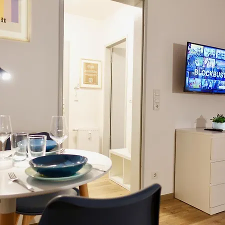 2 Stylische Separate Mit Zwei Privaten Stellplaetzen Fuer Bis Zu 8 Personen Und Stadtnah Daire