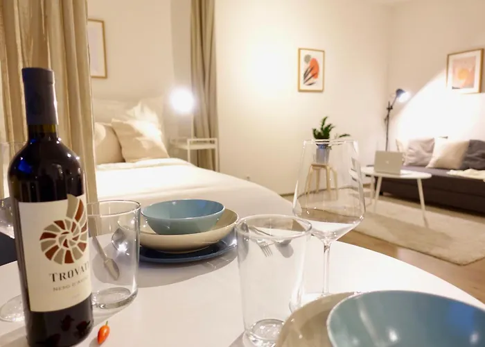 2 Stylische Separate Mit Zwei Privaten Stellplaetzen Fuer Bis Zu 8 Personen Und Stadtnah Apartment